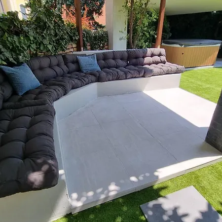 Loft Garden - 4 Bedroom 3 Ba, Sleeps 10, 7 Min To Downtown Villa Budapest