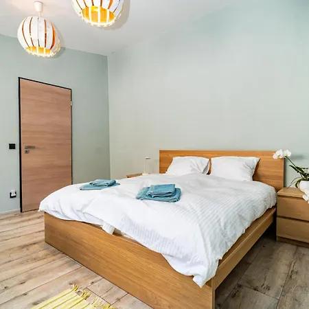 Loft Garden - 4 Bedroom 3 Ba, Sleeps 10, 7 Min To Downtown Villa *