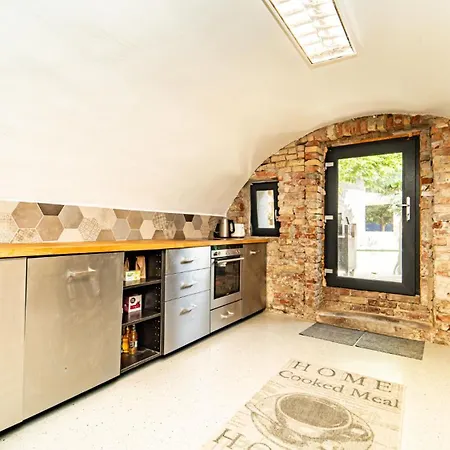 Villa Loft Garden - 4 Bedroom 3 Ba, Sleeps 10, 7 Min To Downtown