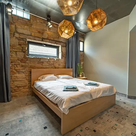 Loft Garden - 4 Bedroom 3 Ba, Sleeps 10, 7 Min To Downtown Villa
