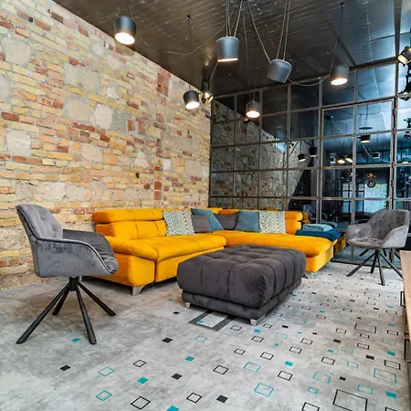 Loft Garden - 4 Bedroom 3 Ba, Sleeps 10, 7 Min To Downtown Villa Budapest