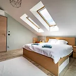 Loft Garden - 4 Bedroom 3 Ba, Sleeps 10, 7 Min To Downtown Villa