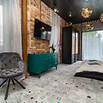 Villa Loft Garden - 4 Bedroom 3 Ba, Sleeps 10, 7 Min To Downtown Boedapest