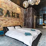 Loft Garden - 4 Bedroom 3 Ba, Sleeps 10, 7 Min To Downtown Boedapest