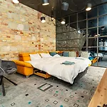 Loft Garden - 4 Bedroom 3 Ba, Sleeps 10, 7 Min To Downtown *