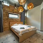 Loft Garden - 4 Bedroom 3 Ba, Sleeps 10, 7 Min To Downtown Villa