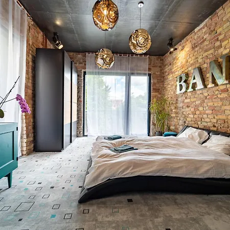 Loft Garden - 4 Bedroom 3 Ba, Sleeps 10, 7 Min To Downtown Boedapest